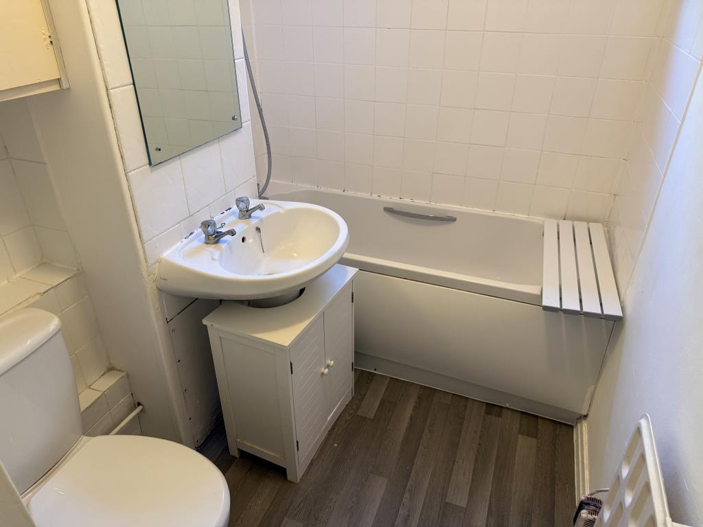 Lot: 46 - SPACIOUS STUDIO FLAT NEAR TOWN CENTRE - White fitted bathroom with sink and WC